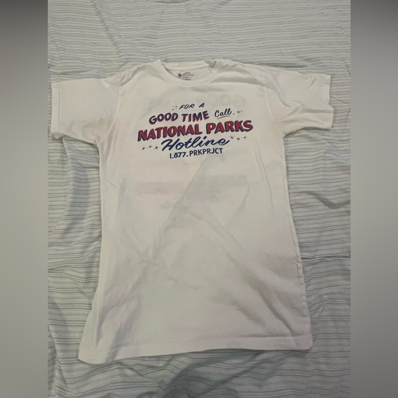 White Tshirt - unisex - vintage national park design in red & blue - Picture 2 of 8